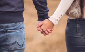 Mijn schoonmoeder heeft mijn ouders van mijn bruiloft weggejaagd omdat ze er niet voor hadden betaald – ze heeft er meteen spijt van gekregen.