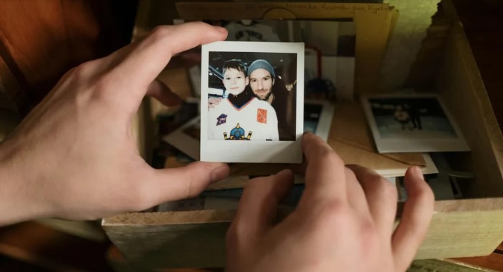 Na het verliezen van mijn geheugen deed een oude foto van een kind me alles over mijn verleden in twijfel trekken – Verhaal van de dag
