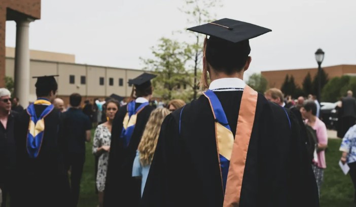 Ik betaalde voor de medische studie van mijn man, maar na zijn afstuderen zei hij dat ik niet meer 'goed genoeg' voor hem was.