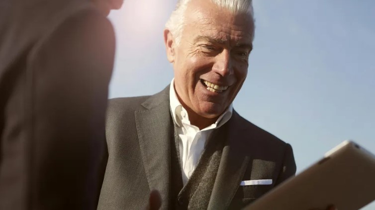 Een vrouw verkoopt de opslagruimte van haar oma voor 1.000 dollar en is geschokt wanneer ze ontdekt dat de nieuwe eigenaar er miljoenen mee heeft verdiend.