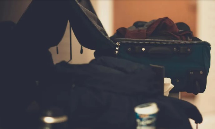 Mijn tante overtuigde oma om te betalen voor een 'familievakantie'—toen dumpte ze haar in een goedkoop motel terwijl zij in luxe leefde, maar wij hadden de laatste lach.