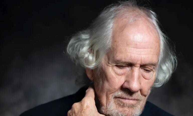 Een man die 60 jaar geleden werd geadopteerd, ontdekt dat er nog vier andere mannen zijn die er precies hetzelfde uitzien als hij.