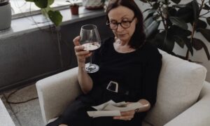 De vrouw negeert de brieven van de man, aker zij 53 jaar geleden verliet, bezoekt hem eenmaal en vindt een vervallen huis.