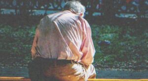 Man die zijn vrouw na 47 jaar verliet, smeekt haar maanden later op zijn knieën om vergeving.