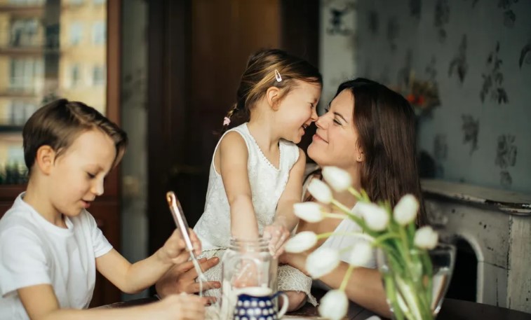 De man van Iris verliet haar en de kinderen met slechts 20 dollar voor drie dagen terwijl hij alleen naar een bruiloft ging. Gefrustreerd en wanhopig nam ze een gedurfde beslissing om hem een les te leren. Bij zijn terugkeer deed het schouwspel dat hem tegemoetkwam hem op zijn knieën vallen en in tranen uitbarsten...