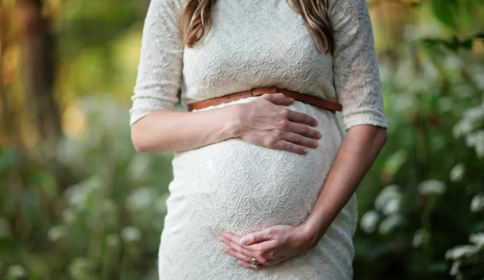 Arme vrouw koopt oude kinderwagen voor haar baby en vindt een envelop binnenin — Verhaal van de dag