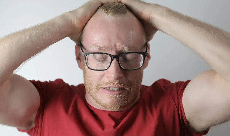 De man van Iris verliet haar en de kinderen met slechts 20 dollar voor drie dagen terwijl hij alleen naar een bruiloft ging. Gefrustreerd en wanhopig nam ze een gedurfde beslissing om hem een les te leren. Bij zijn terugkeer deed het schouwspel dat hem tegemoetkwam hem op zijn knieën vallen en in tranen uitbarsten...