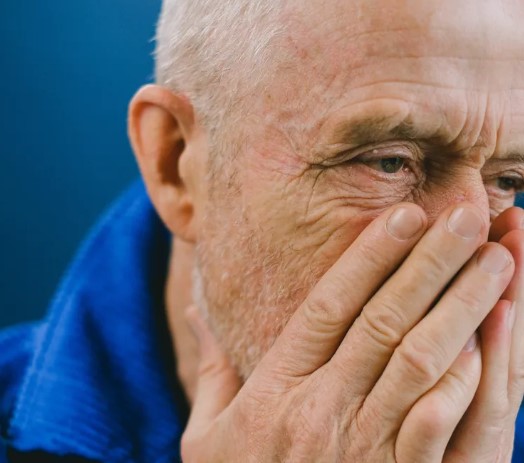Man verlaat wie zijn vrouw was voor 47 jaar en smeekt haar maanden later op zijn knieën om vergiffenis - Verhaal van de dag
