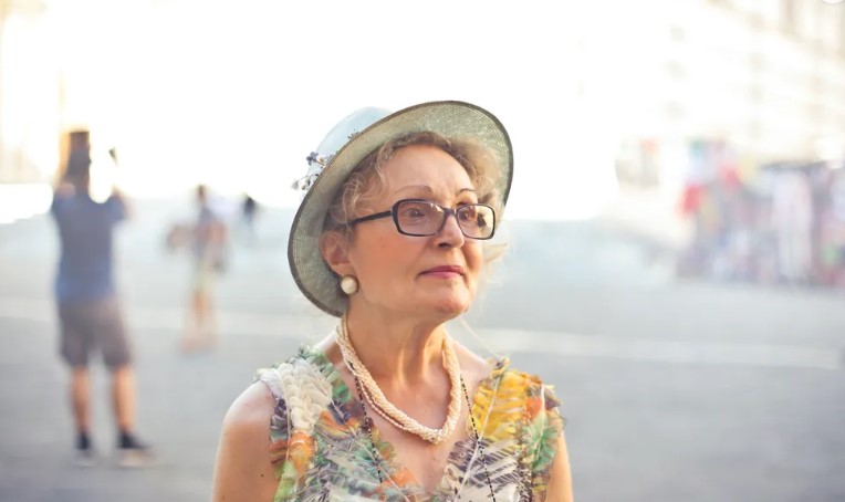 Arme man maakt complimenten aan vrouw met grijs haar, de volgende dag komt ze met een verlovingsring naar hem thuis – verhaal van de dag.