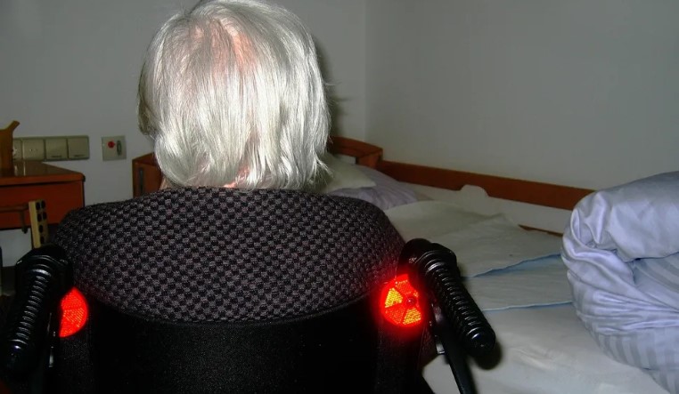 Zonen laten hun moeder achter in een bejaardentehuis en verkopen haar huis, kort daarna geeft de nieuwe eigenaar het haar terug – Verhaal van de dag
