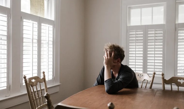 Zonen laten hun moeder achter in een bejaardentehuis en verkopen haar huis, kort daarna geeft de nieuwe eigenaar het haar terug – Verhaal van de dag
