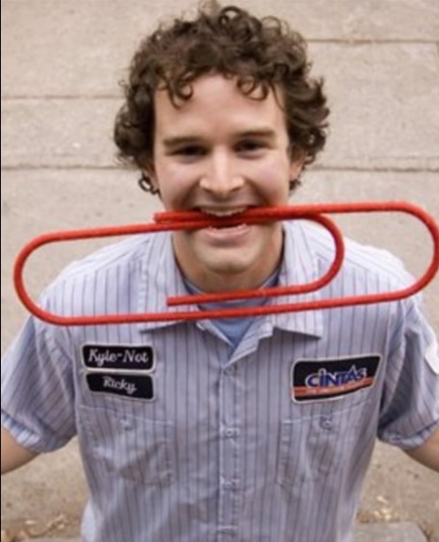 Een rode paperclip, een grote droom en veertien ruilen: hoe een jonge Canadees een klein bureaubenodigdheid omruilde voor een huis.