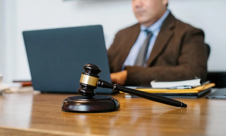 Na jaren van eigendomsconflicten heeft mijn buurman het hek verplaatst – pas enkele weken later begreep ik de ware reden achter zijn "vriendelijke" gebaar.