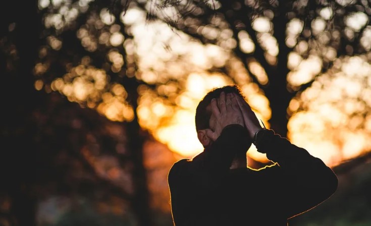 Vers vers geworden vader zet vrouw met pasgeboren tweelingen buiten, jaren later vraagt hij haar om hulp – Verhaal van de dag.