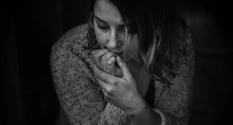 Vers vers geworden vader zet vrouw met pasgeboren tweelingen buiten, jaren later vraagt hij haar om hulp – Verhaal van de dag.