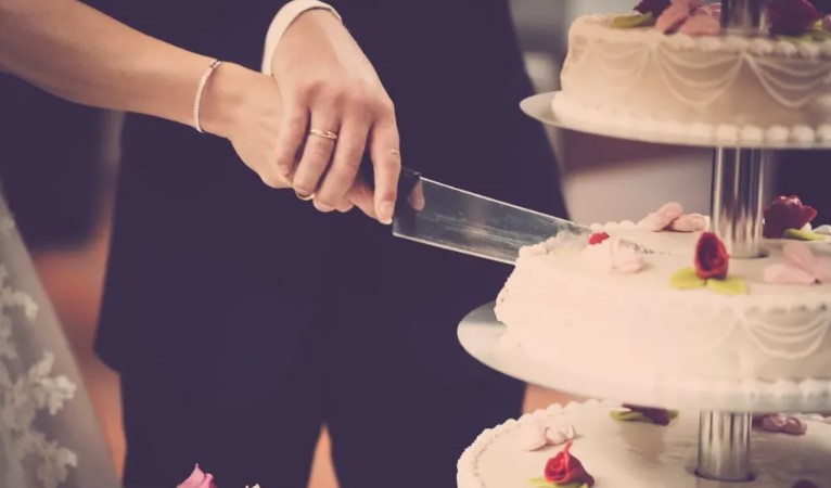 Vrouw merkt dat haar vriend na het werk met haar zus verdwijnt en volgt hen op een dag – verhaal van de dag