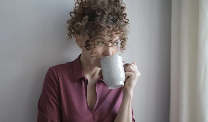 Buurman bespot arme vrouw vanwege de smerige uitstraling van haar huis, verontschuldigt zich nadat ze binnenstapt — Verhaal van de Dag
