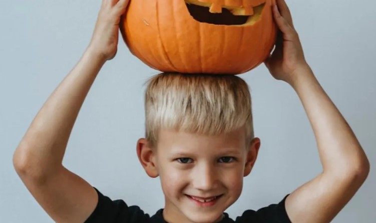 Drie jaar na de dood van haar zoon opent een vrouw haar deur met Halloween en ziet kinderen in kostuums die ze voor hem had genaaid.
