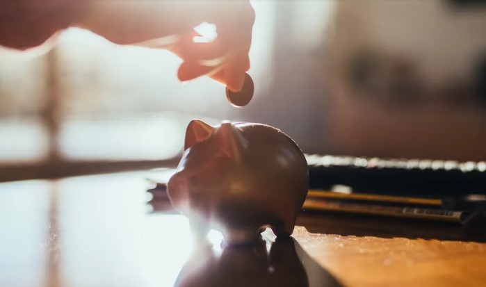 Jongen besteedt laatste geld om fruit te kopen voor zieke oma, winkelier verschijnt later in haar afdeling – Verhaal van de dag
