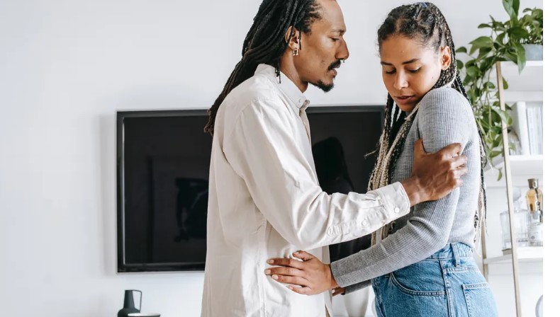 De man verlaat zijn zwangere vrouw en maakt een grote fout - Verhaal van de dag.
