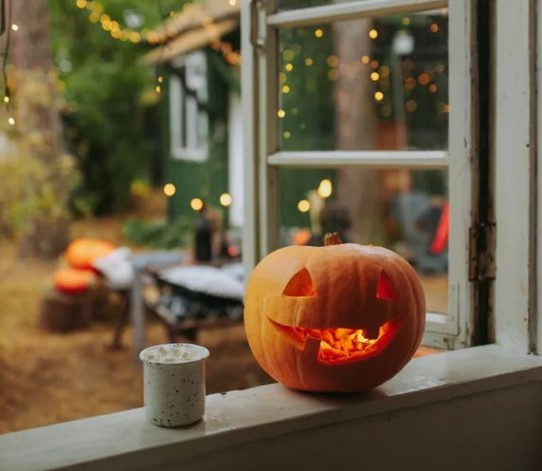 Drie jaar na de dood van haar zoon opent een vrouw haar deur met Halloween en ziet kinderen in kostuums die ze voor hem had genaaid.