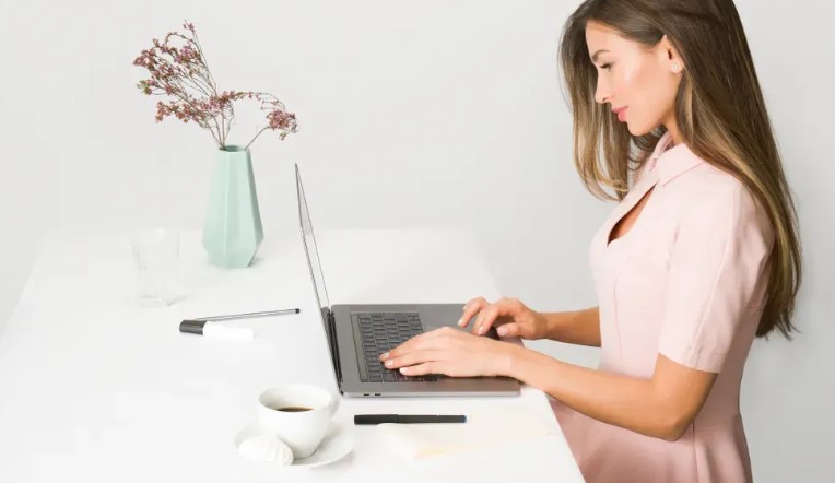 Een man verlaat zijn vrouw en kind voor een jongere vrouw, jaren later wordt zijn dochter zijn baas – Verhaal van de dag