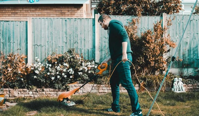 Buurman bespot arme vrouw vanwege de smerige uitstraling van haar huis, verontschuldigt zich nadat ze binnenstapt — Verhaal van de Dag