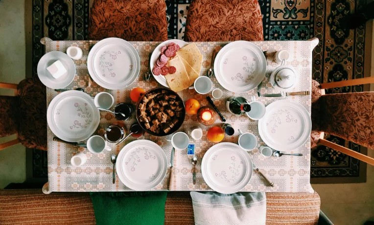 Een familie komt samen om te dineren bij haar grootmoeder, maar moet schokkende onthullingen over haar erfgoed onder ogen zien - Verhaal van de dag.