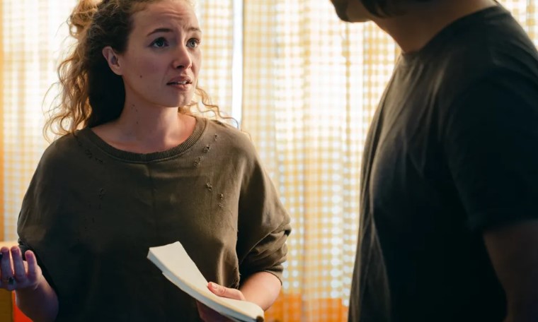 Vrouw brengt 10 jaar thuis door en brengt 4 kinderen groot, terwijl haar man klaagt dat hij de enige kostwinner is - Verhaal van de dag.