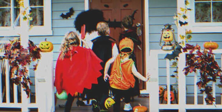 Drie jaar na de dood van haar zoon opent een vrouw haar deur met Halloween en ziet kinderen in kostuums die ze voor hem had genaaid.