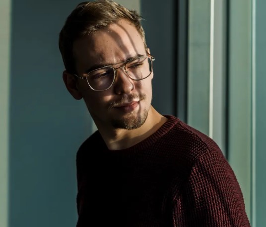 Jonge zakenman verkleedt zich als dakloze en bezoekt zijn verloofde een week voor de bruiloft – Verhaal van de dag