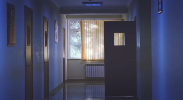 Man verlaat wie zijn vrouw was voor 47 jaar en smeekt haar maanden later op zijn knieën om vergiffenis - Verhaal van de dag