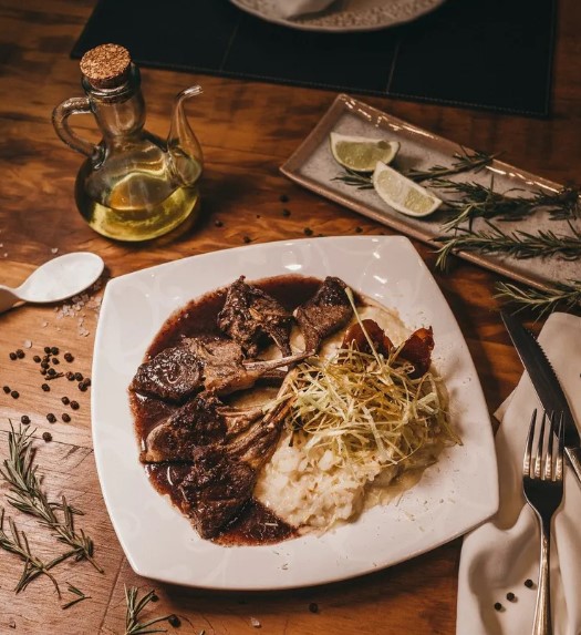 Een man vermomt zich als dakloze en bezoekt zijn restaurants om zijn erfgenaam te bepalen – Verhaal van de dag