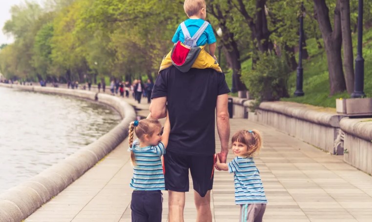 Vrouw brengt 10 jaar thuis door en brengt 4 kinderen groot, terwijl haar man klaagt dat hij de enige kostwinner is - Verhaal van de dag.