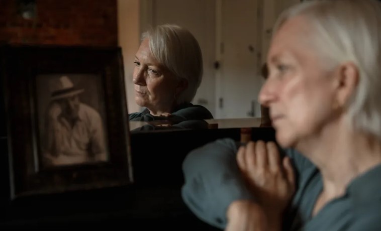 Zonen laten hun moeder achter in een bejaardentehuis en verkopen haar huis, kort daarna geeft de nieuwe eigenaar het haar terug – Verhaal van de dag