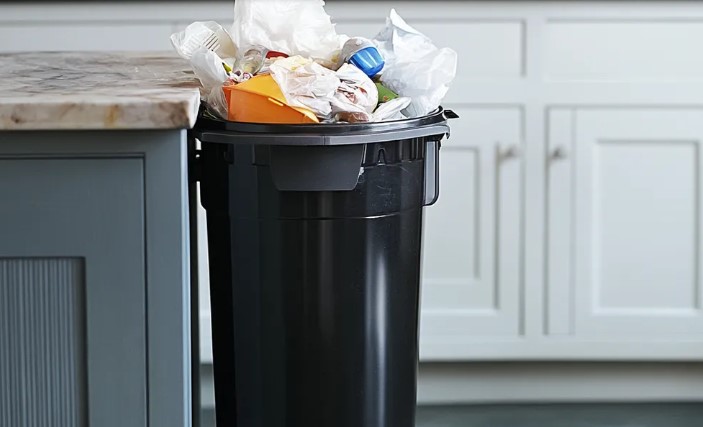 Mijn man trapte mij en onze drie kinderen de deur uit, dus ik klopte op de eerste deur die ik zag en vroeg om werk.
