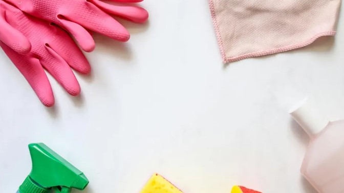 Cleaner Stapte Het Huis Van Een Vreemde Binnen — Toen Een Stapel Verjaardagskaarten Een Hartverscheurend Geheim Onthulde
