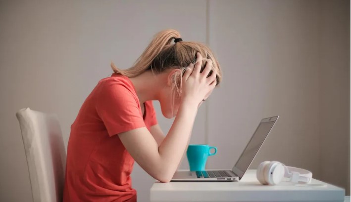 Mijn ouders wilden dat mijn zus als eerste door het gangpad liep op mijn bruiloft — we stemden toe, dus liepen ze in onze val.