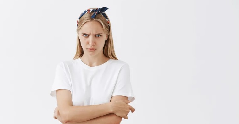 Na jaren van eigendomsconflicten heeft mijn buurman het hek verplaatst – pas enkele weken later begreep ik de ware reden achter zijn "vriendelijke" gebaar.
