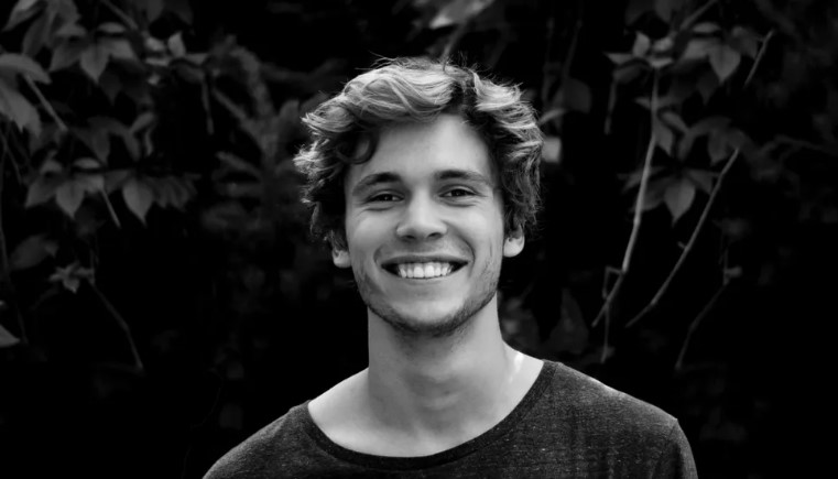Arme man maakt complimenten aan vrouw met grijs haar, de volgende dag komt ze met een verlovingsring naar hem thuis – verhaal van de dag.