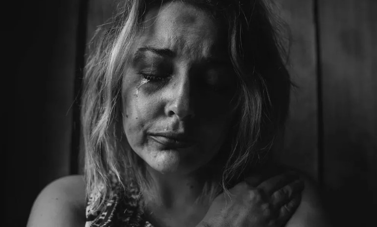 Een man verlaat zijn vrouw en kind voor een jongere vrouw, jaren later wordt zijn dochter zijn baas – Verhaal van de dag