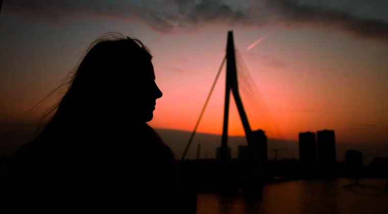 Twee broers sturen hun moeder op vakantie naar haar droombestemming, ze herkent haar huis niet meer wanneer ze terugkomt – Verhaal van de dag.