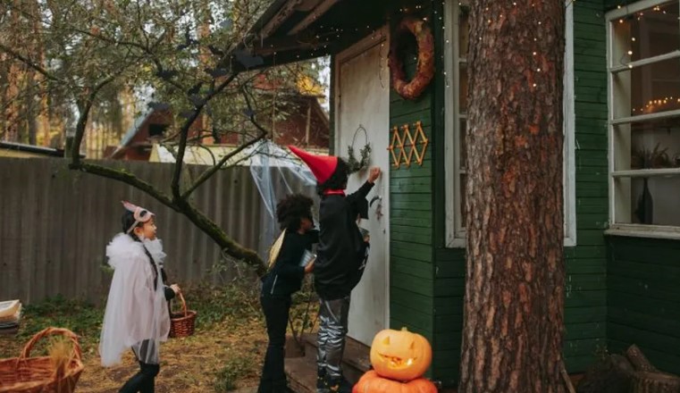 Drie jaar na de dood van haar zoon opent een vrouw haar deur met Halloween en ziet kinderen in kostuums die ze voor hem had genaaid.