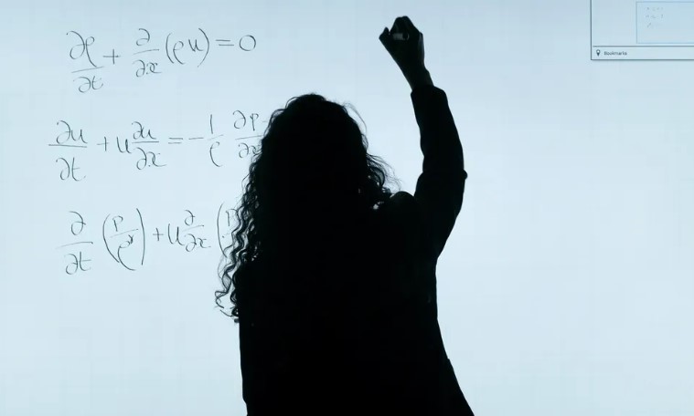 Een man verlaat zijn vrouw en kind voor een jongere vrouw, jaren later wordt zijn dochter zijn baas – Verhaal van de dag