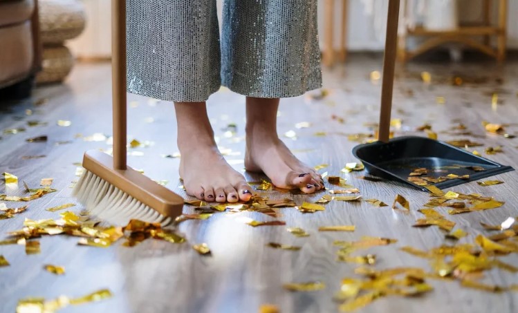 Een moeder die haar zoon voortrekt, zet haar dochter ertoe aan het huis te verlaten – het karma slaat hard terug – Verhaal van de dag