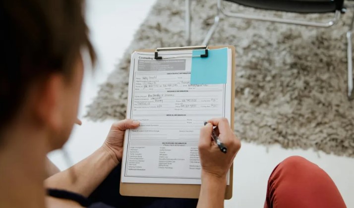 Na jaren van eigendomsconflicten heeft mijn buurman het hek verplaatst – pas enkele weken later begreep ik de ware reden achter zijn "vriendelijke" gebaar.