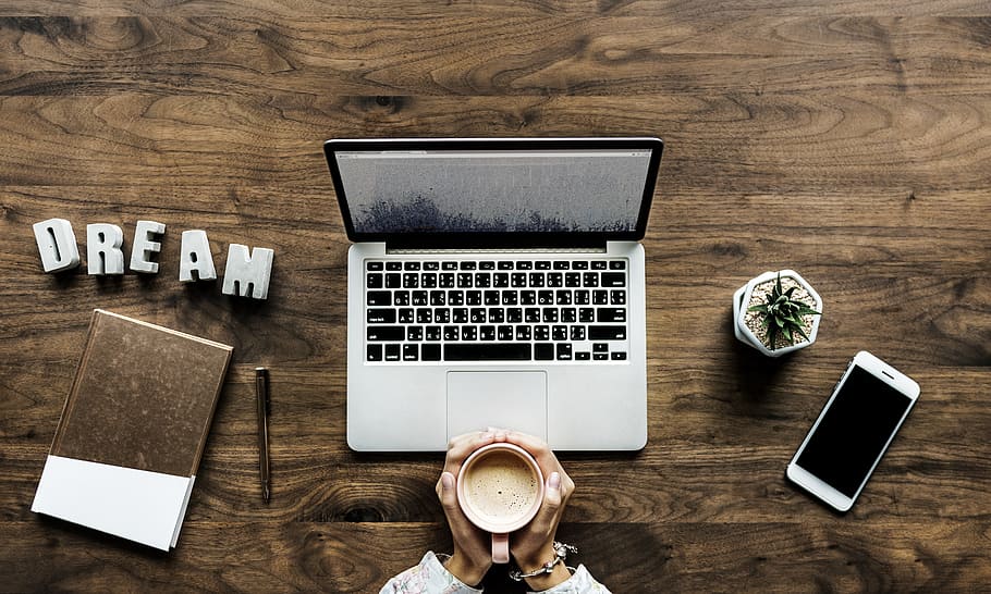 Vrouw merkt dat haar vriend na het werk met haar zus verdwijnt en volgt hen op een dag – verhaal van de dag