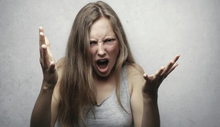 Na jaren van eigendomsconflicten heeft mijn buurman het hek verplaatst – pas enkele weken later begreep ik de ware reden achter zijn "vriendelijke" gebaar.