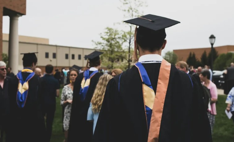 Ik heb de medicijnenstudie van mijn man betaald, maar nadat hij zijn diploma had behaald, zei hij dat ik niet meer “goed genoeg” voor hem was.