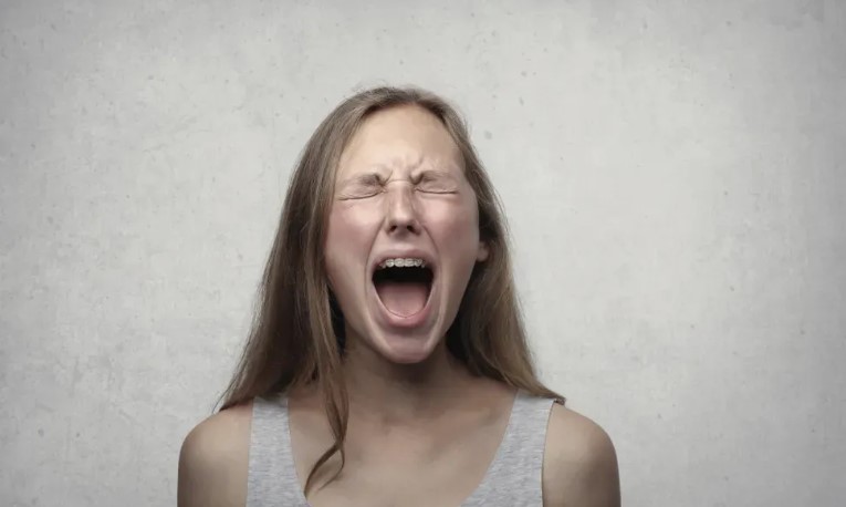 Een man verlaat zijn vrouw en kind voor een jongere vrouw, jaren later wordt zijn dochter zijn baas – Verhaal van de dag